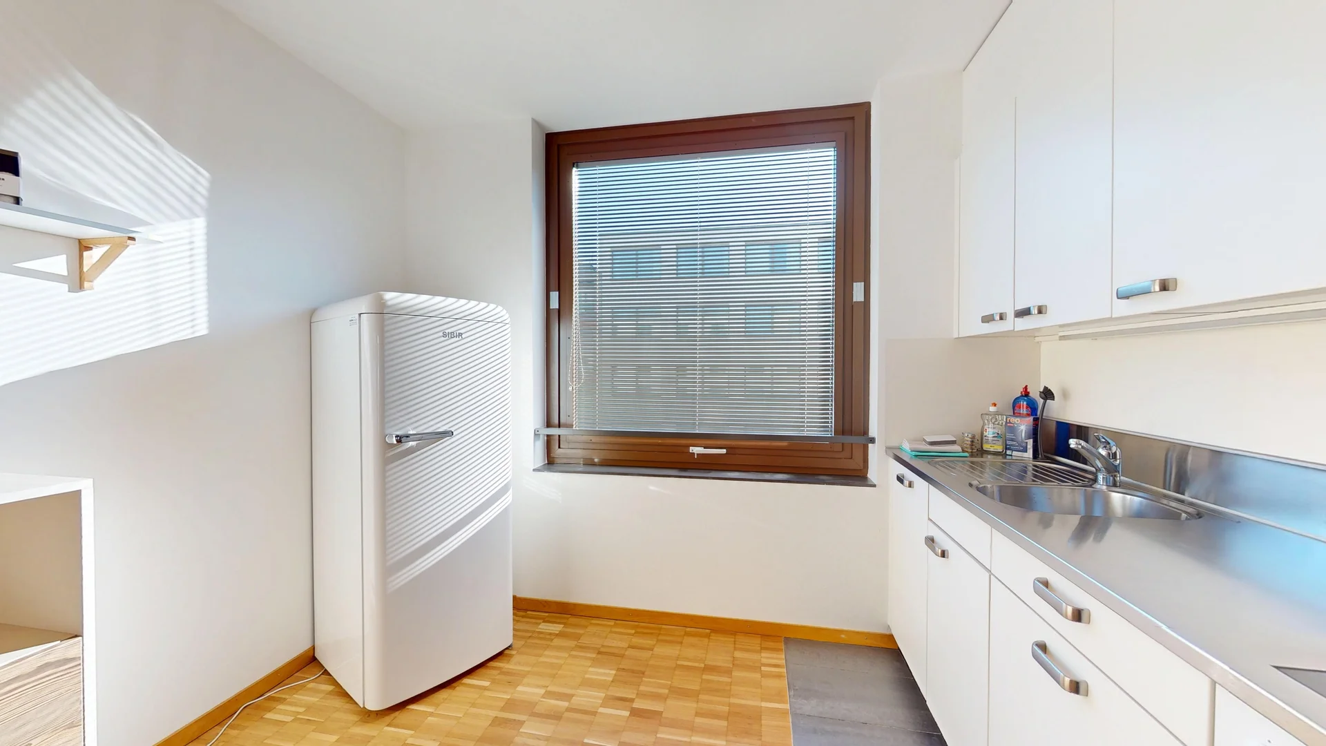 Room for rent in student apartment in , fully furnished