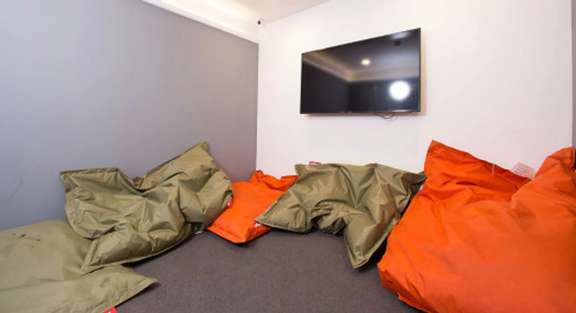 Habitación acogedora para estudiantes disponible en 