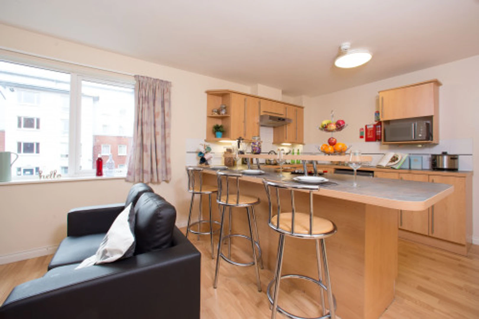 Habitación estudiantil funcional perfecta para estudiar en 