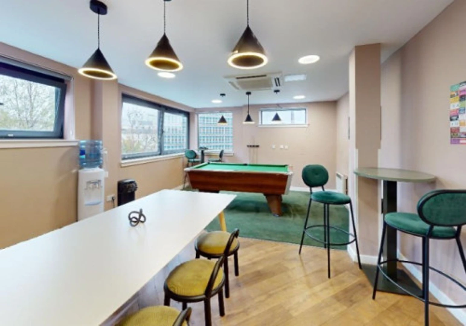 Studentenzimmer in  mit Arbeitsbereich und Gemeinschaftseinrichtungen