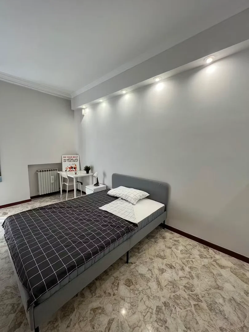 Habitación estudiantil luminosa y aireada con fácil acceso a la universidad en