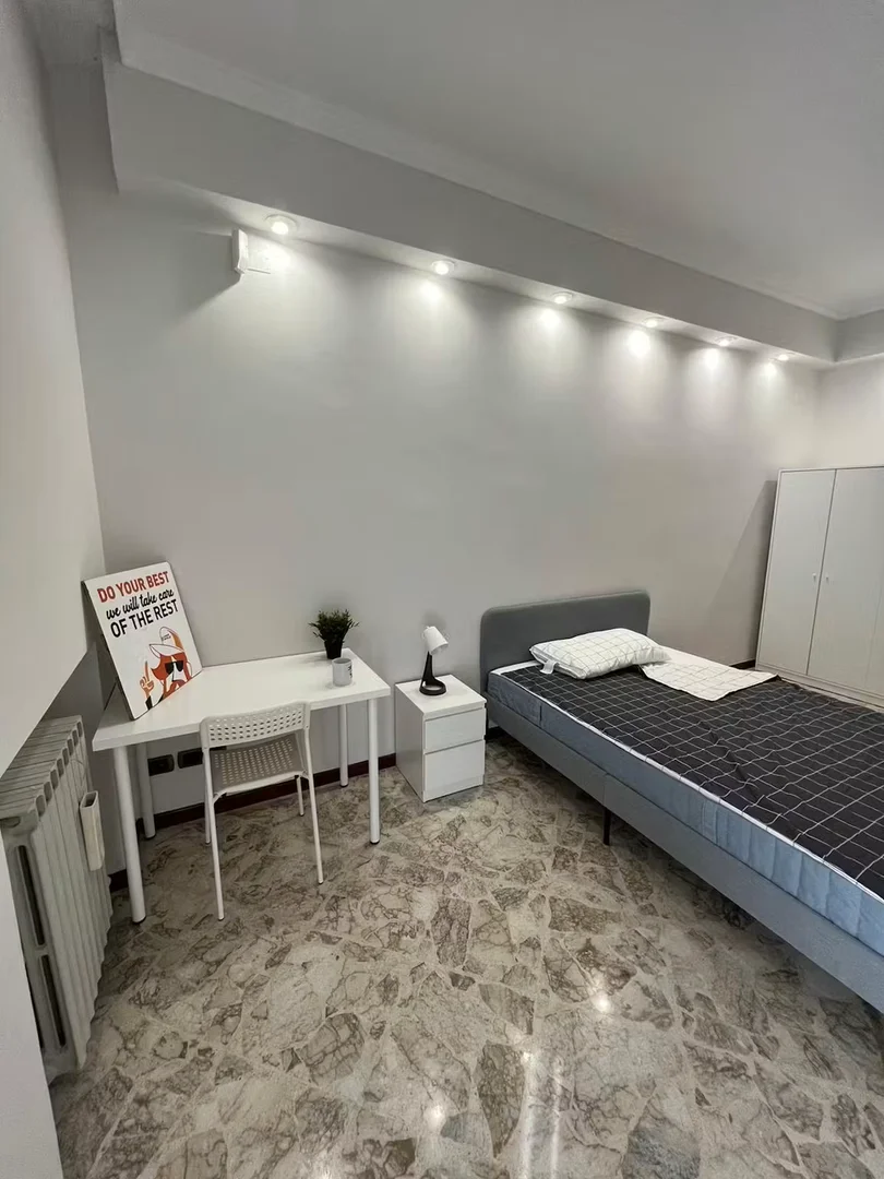 Habitación estudiantil funcional perfecta para estudiar en