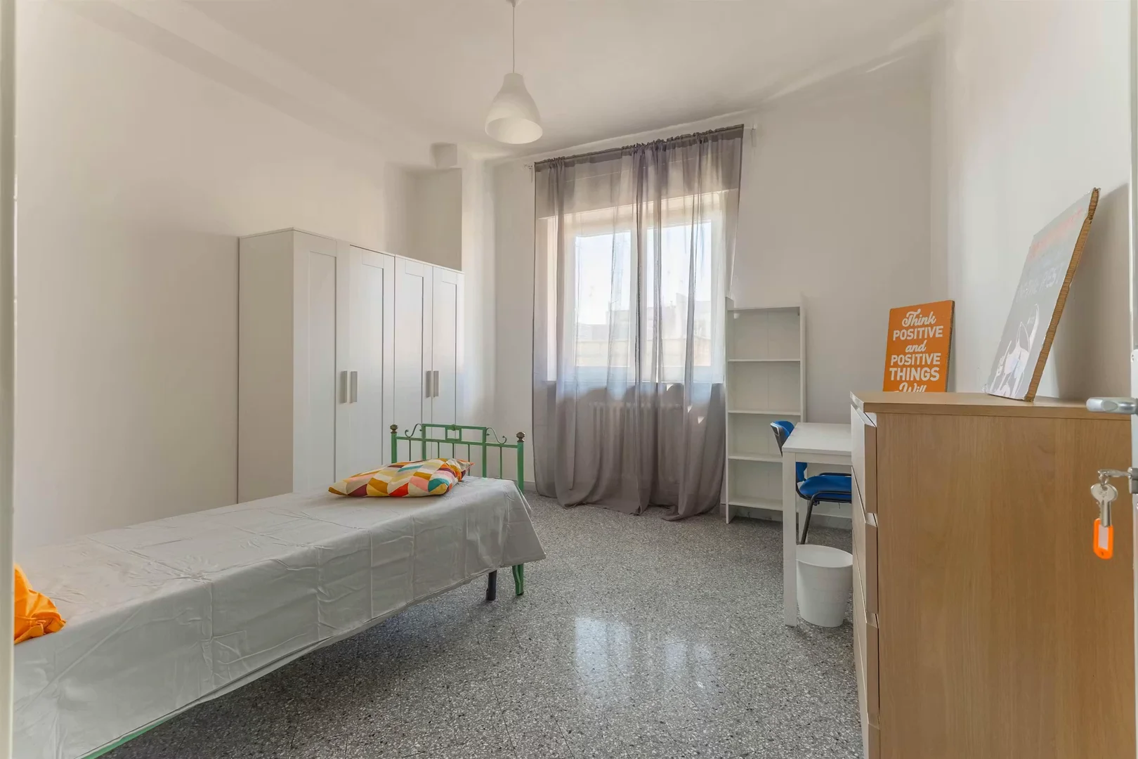 Habitación estudiantil luminosa y aireada con fácil acceso a la universidad en 