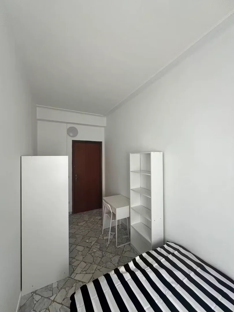 Quarto de estudante luminoso e arejado com acesso fácil à universidade em 