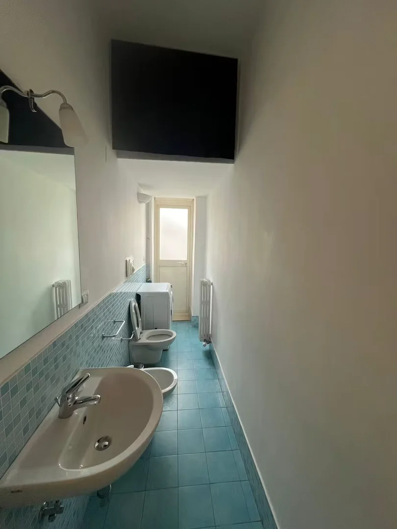 Quarto de estudante luminoso e arejado com acesso fácil à universidade em 