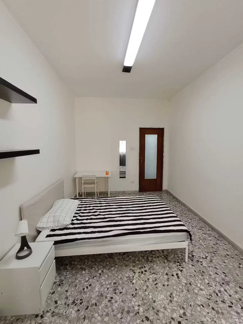 Quarto para alugar em apartamento de estudantes em , totalmente mobilado