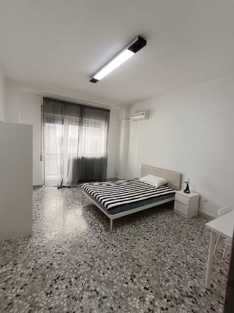 'da ders çalışmak için mükemmel olan fonksiyonel öğrenci odası