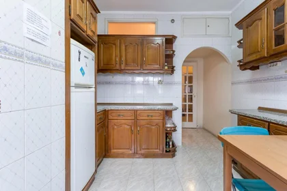Quarto privado em Rua de Costa Cabral, imagem 10 de 30