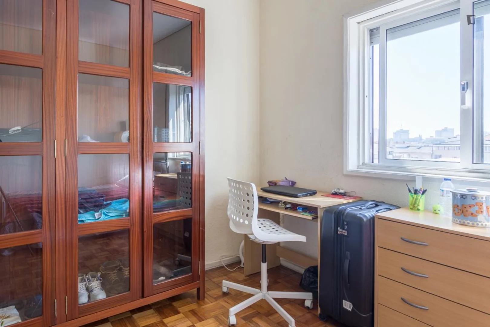 Functional student room perfect for studying in 