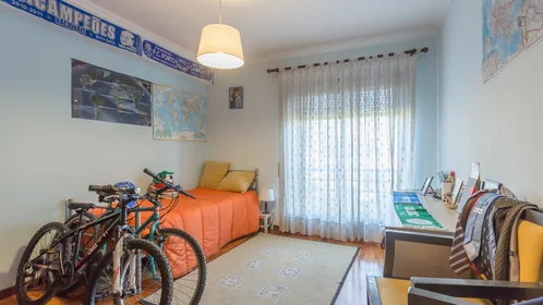 Chambre privée à R. Santo António do Telheiro, image 1 de 10