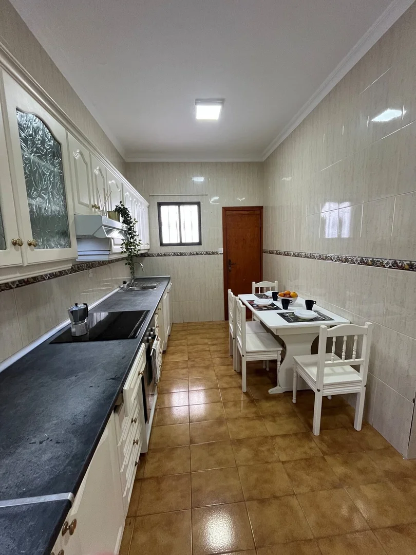 'da ders çalışmak için mükemmel olan fonksiyonel öğrenci odası