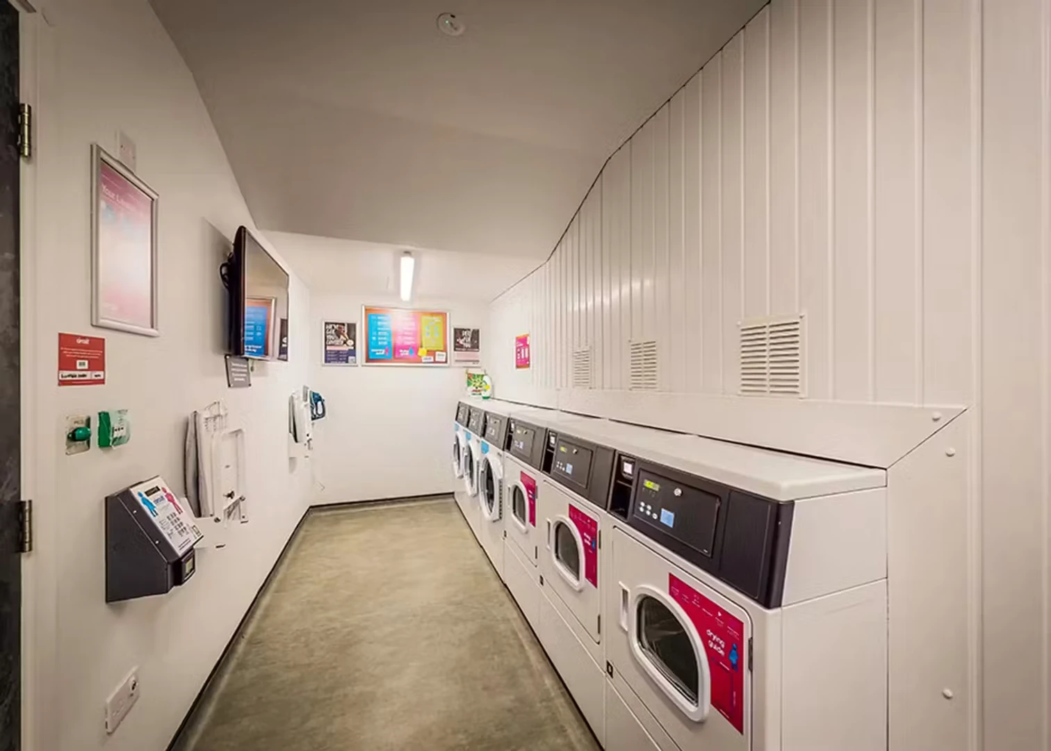 Chambre confortable pour étudiants disponible dans 