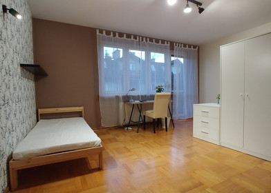 3 yatak odalı dairede ortak oda Warszawa