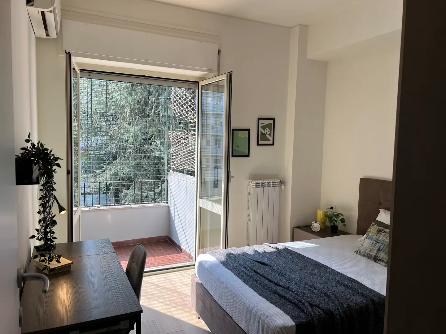 Quarto acessível para estudantes com iluminação ampla em