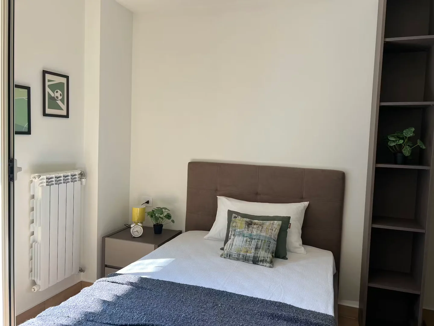 Quarto de estudante em com área de estudo e instalações partilhadas