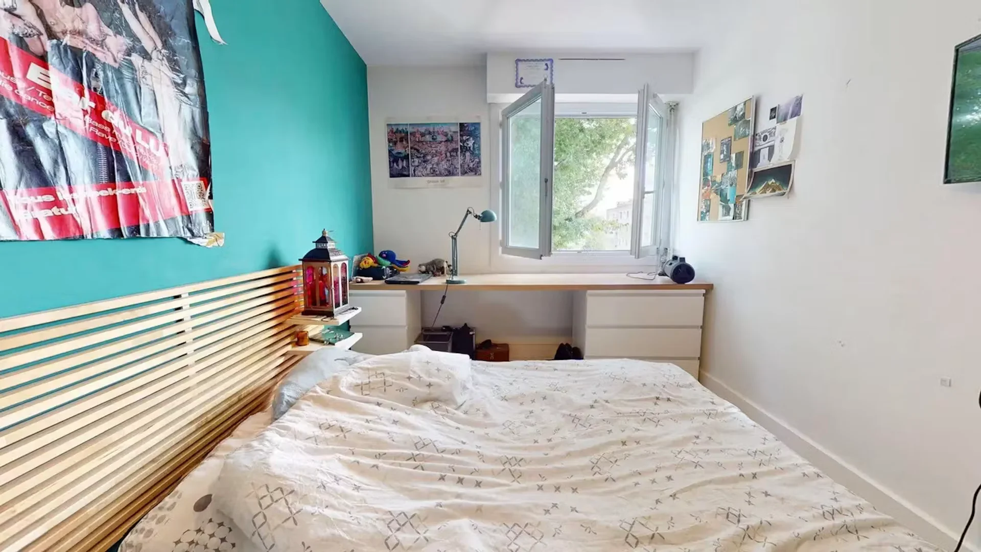 Quarto de estudante confortável e espaçoso em