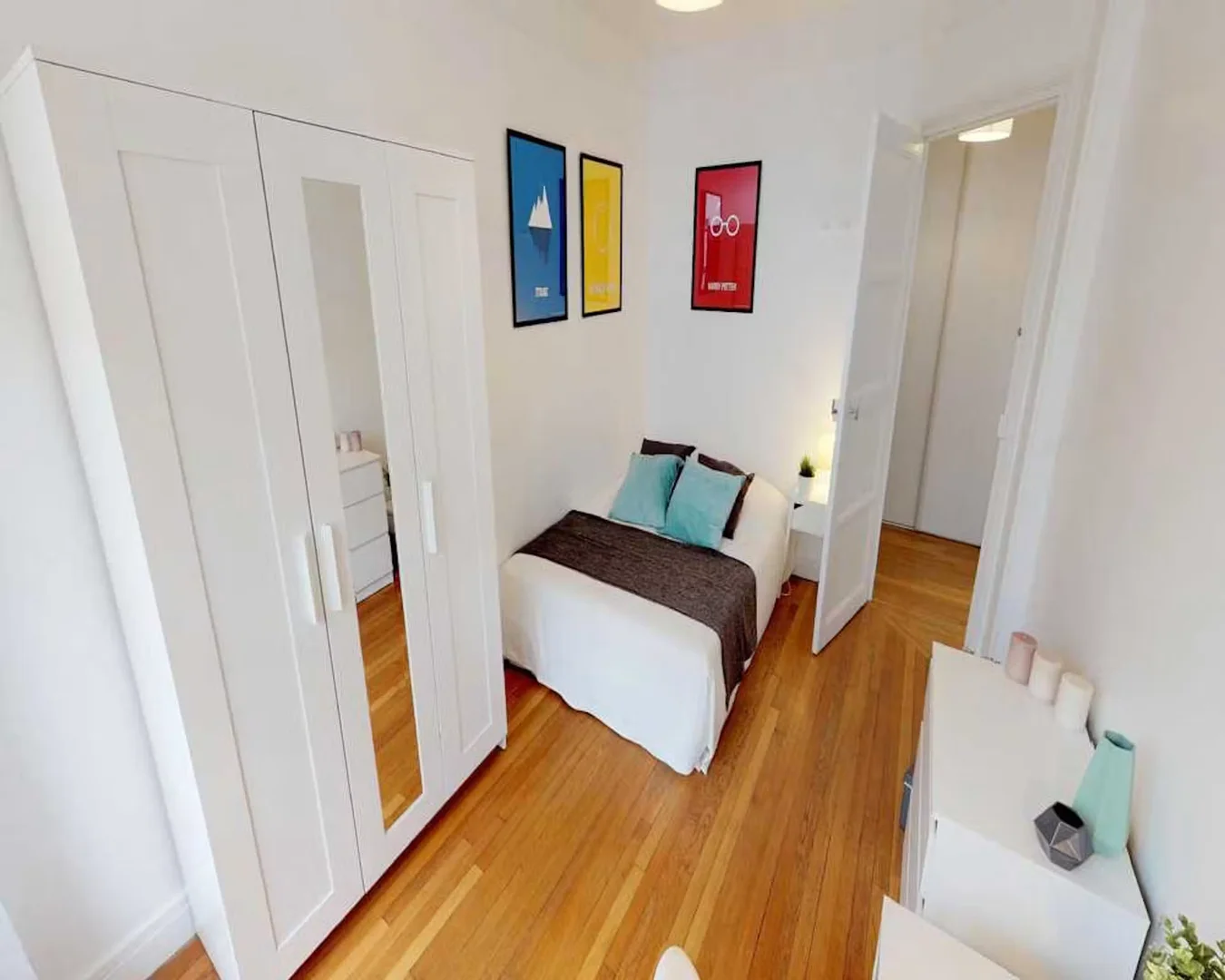 Quarto de estudante luminoso e arejado com acesso fácil à universidade em 
