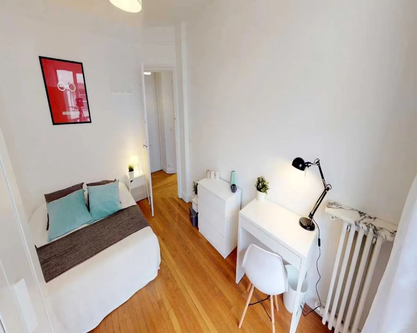 Quarto de estudante confortável e espaçoso em 