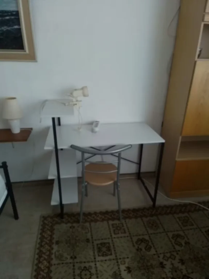 Chambre d'étudiant lumineuse et aérée avec accès facile à l'université dans 
