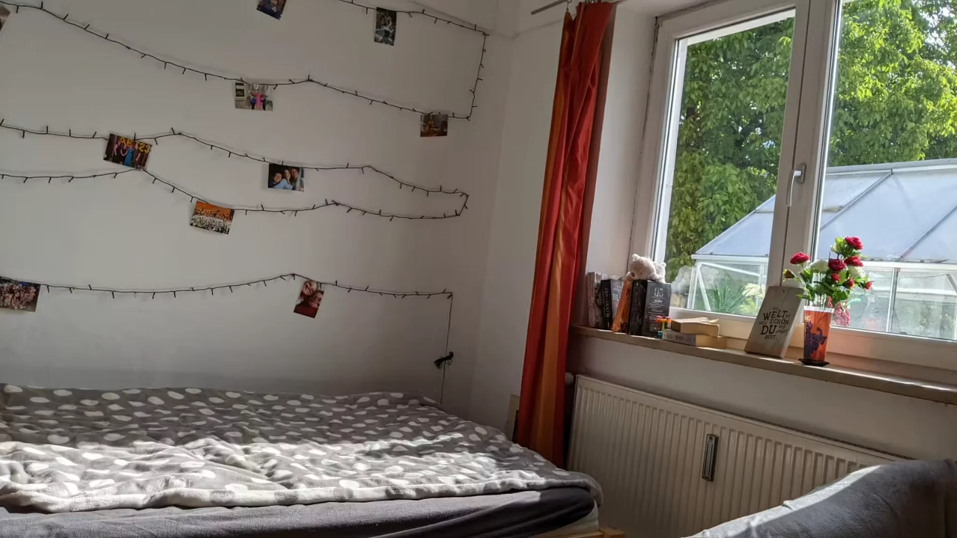 Pokój studencki w z miejscem do nauki i wspólnymi udogodnieniami