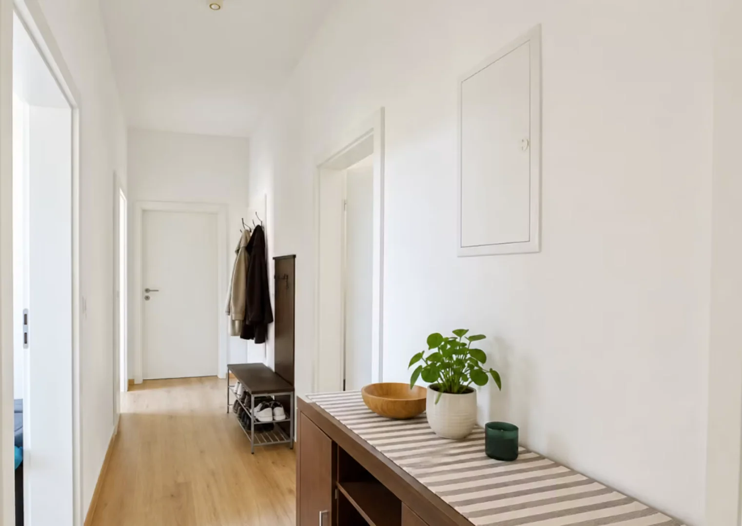 Habitación estudiantil funcional perfecta para estudiar en 