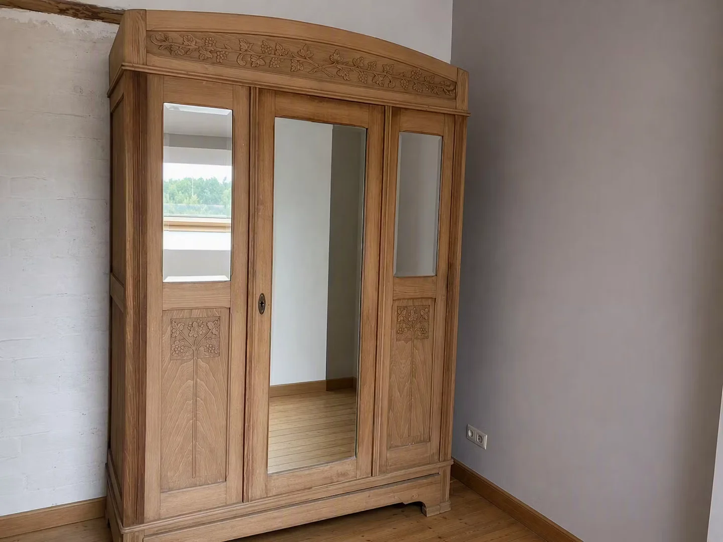 Quarto acessível para estudantes com iluminação ampla em 
