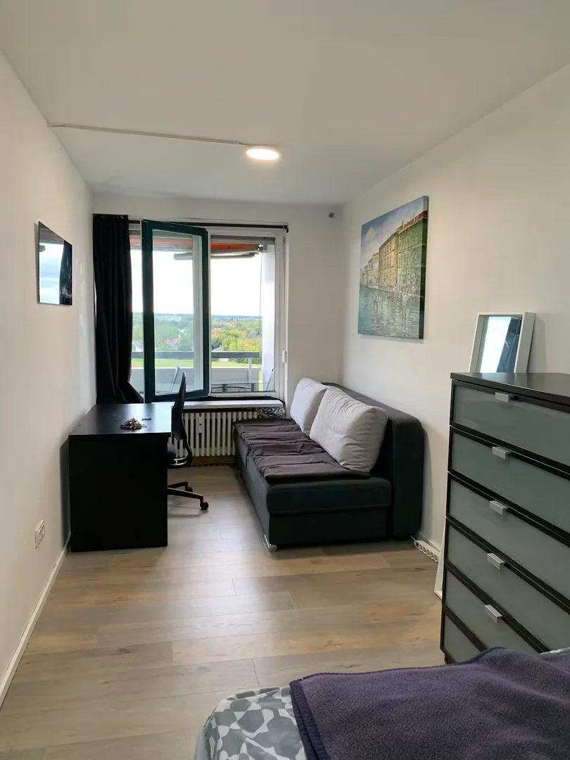 Room for rent in student apartment in , fully furnished