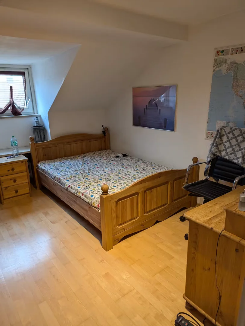 Functional student room perfect for studying in 
