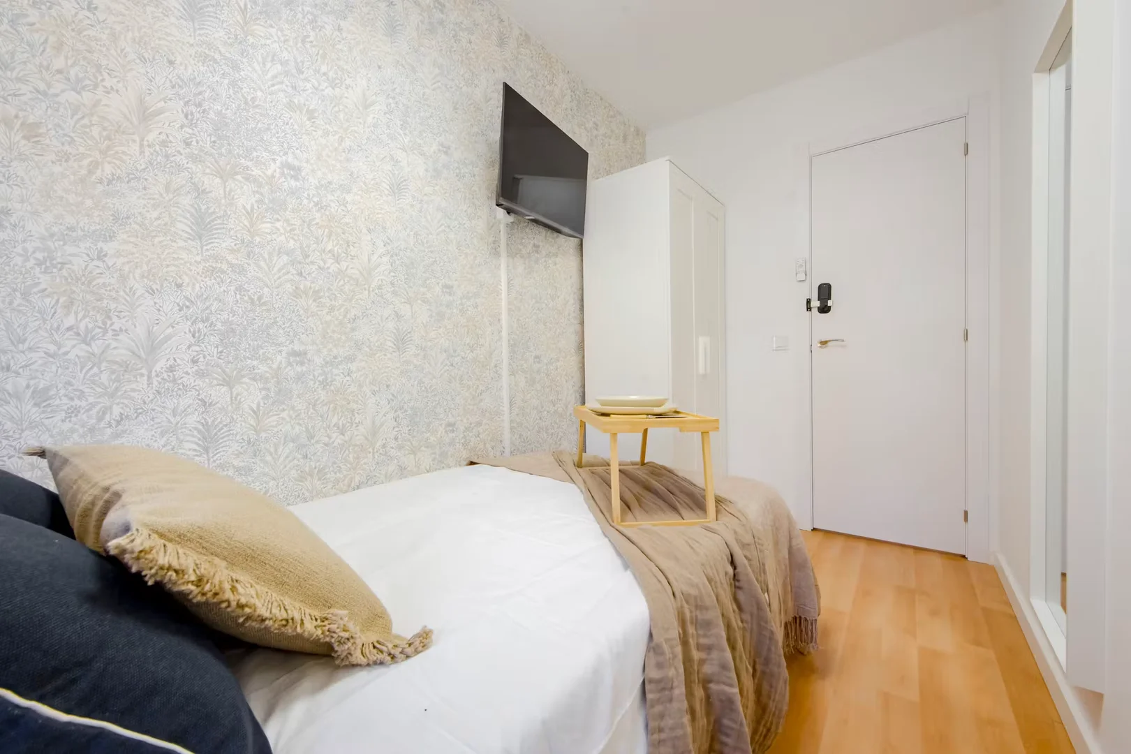 Functional student room perfect for studying in 