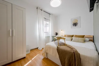 Quarto partilhado com secretária em {area}