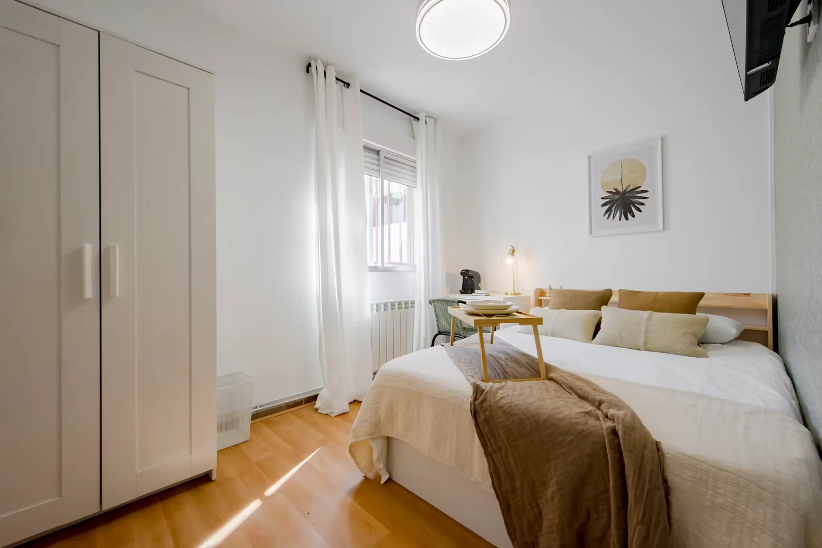 Quarto para alugar em apartamento de estudantes em , totalmente mobilado