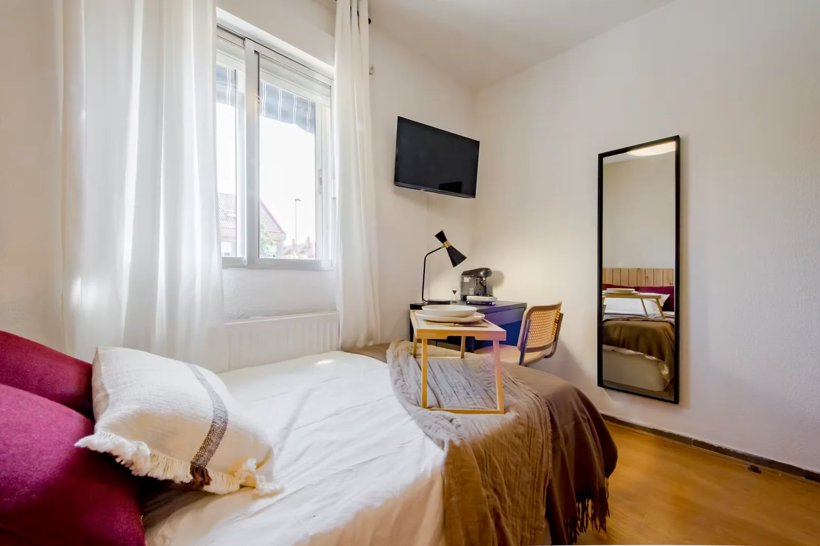 Functional student room perfect for studying in 