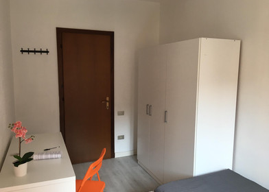 Brescia de ortak bir dairede kiralık oda