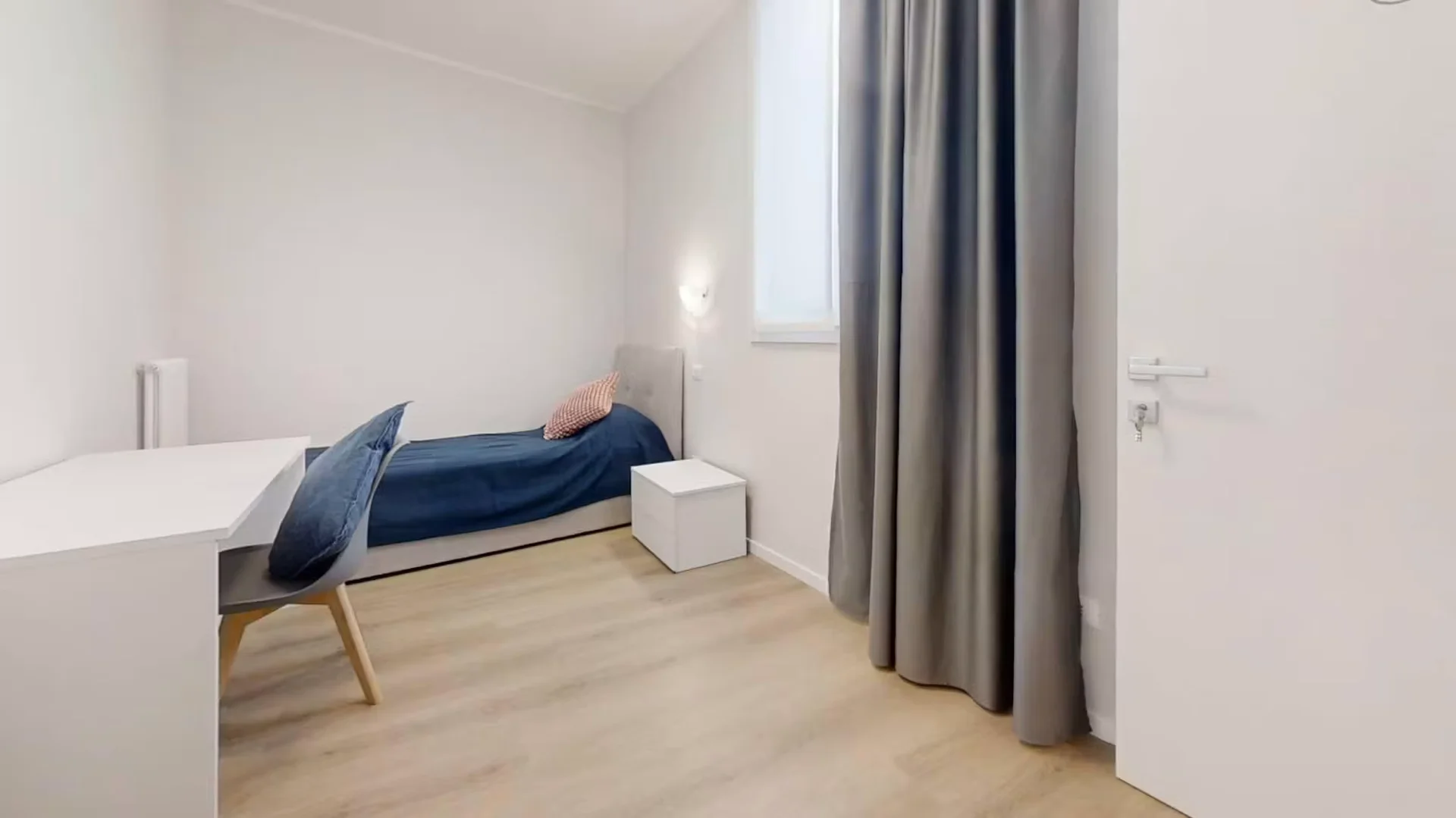 Room for rent in student apartment in , fully furnished