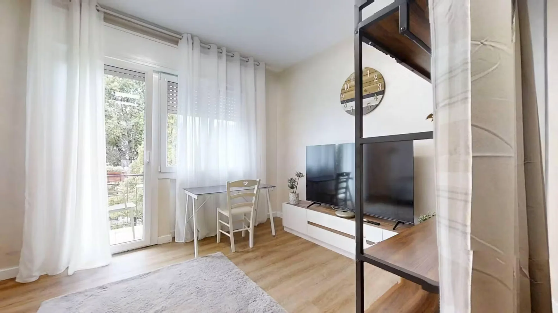 Comfortable and spacious student room in 