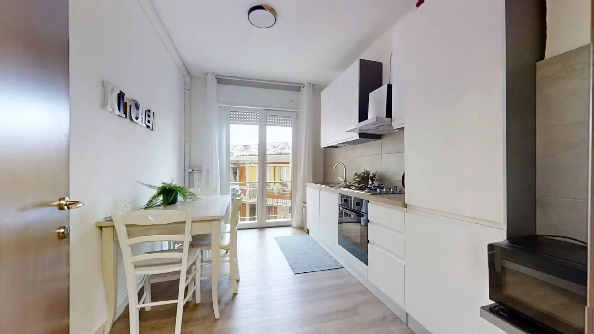 Bright and airy student room with easy university access in 