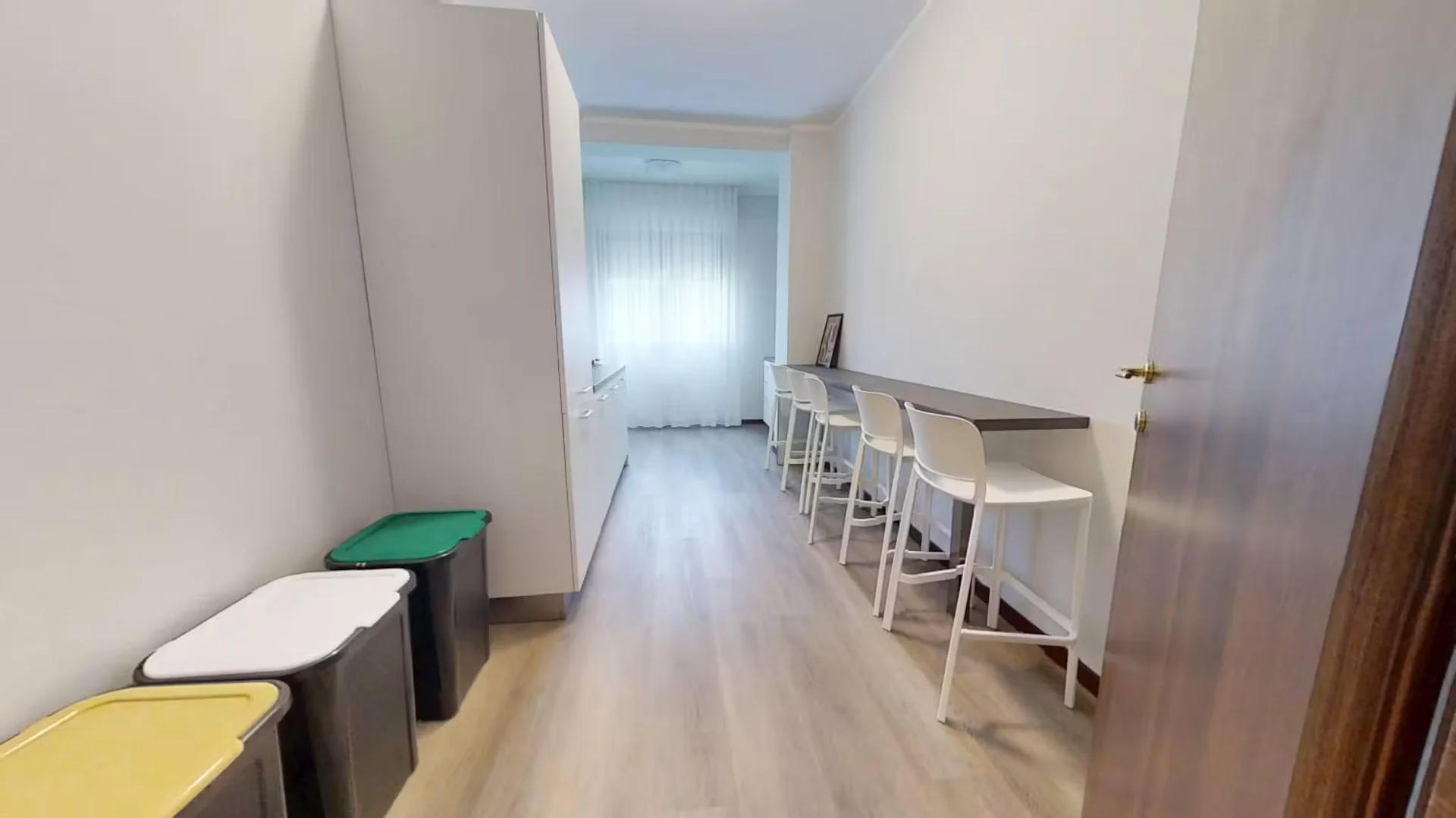 Habitación para estudiantes en  con área de estudio y facilidades compartidas