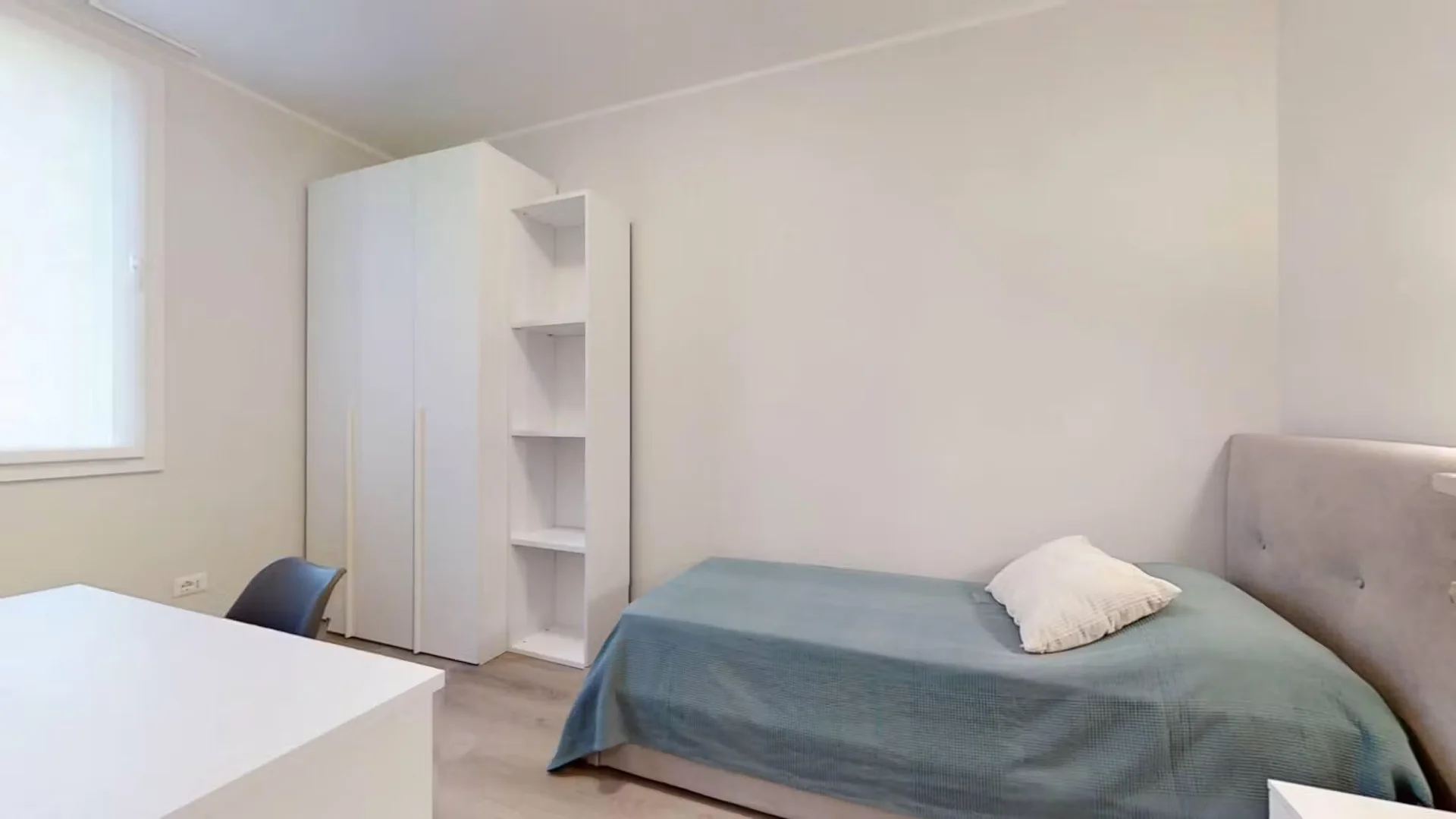 Quarto acessível para estudantes com iluminação ampla em