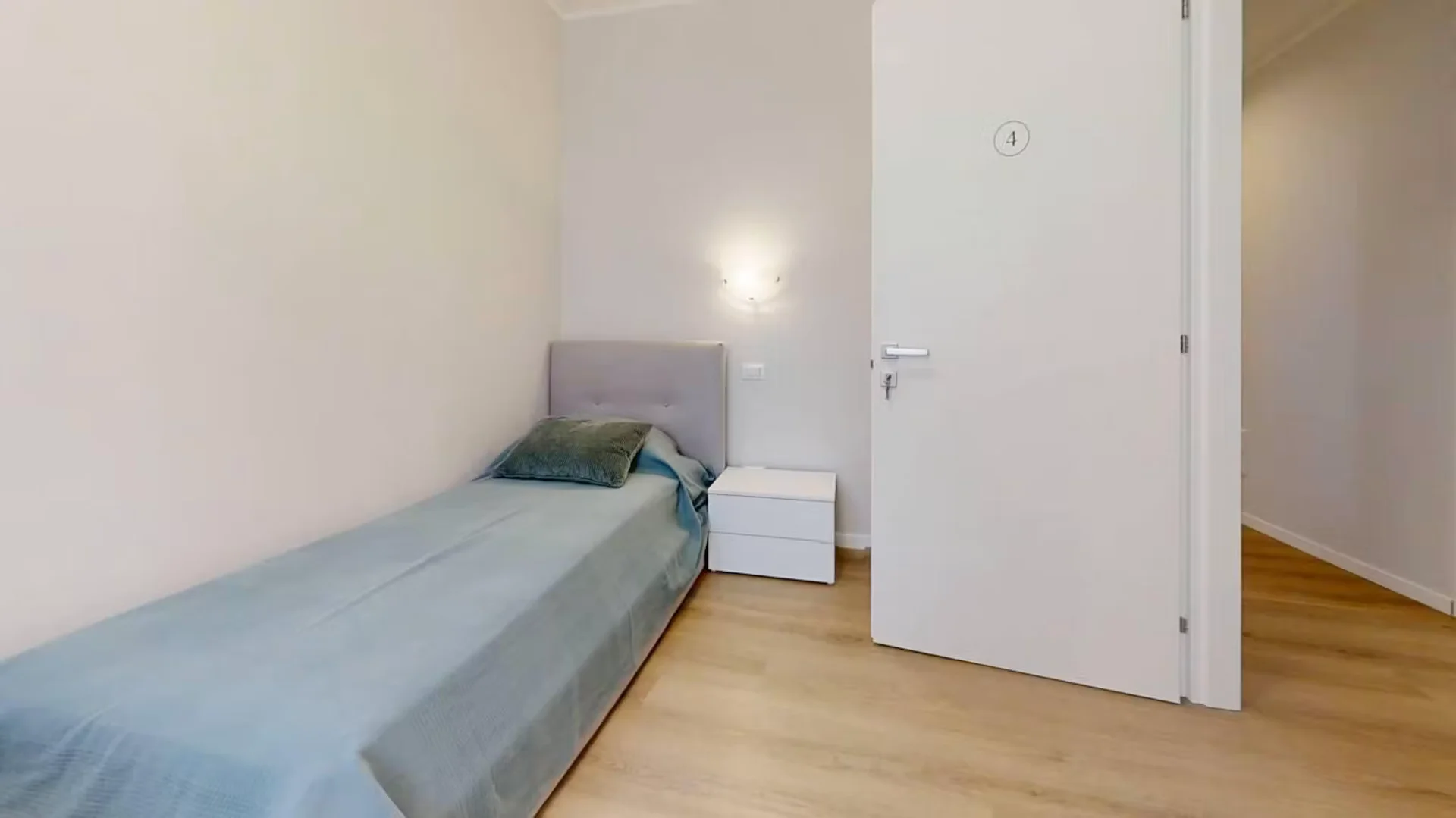 Room for rent in student apartment in , fully furnished