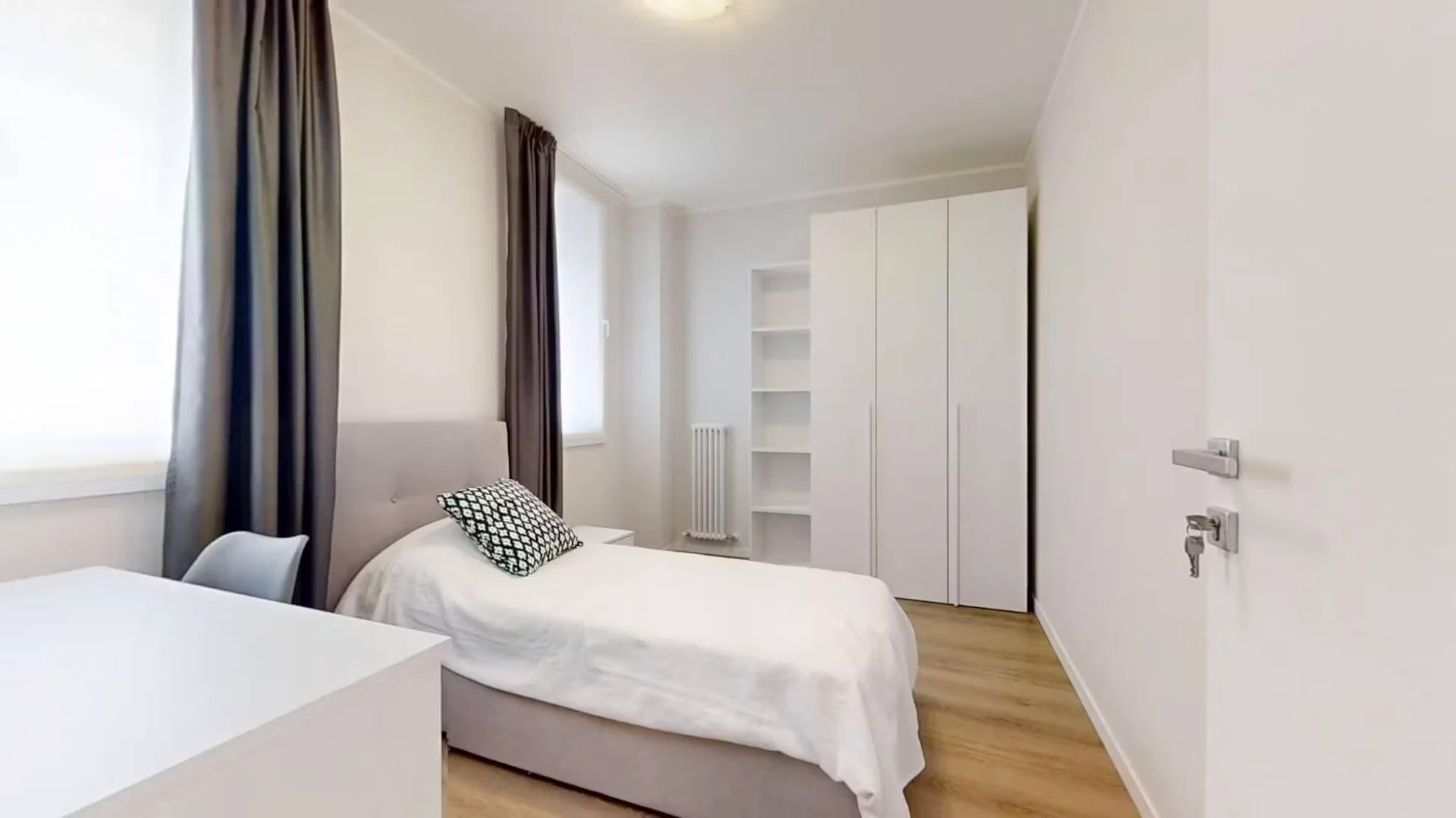 Economical student room with convenient location in 