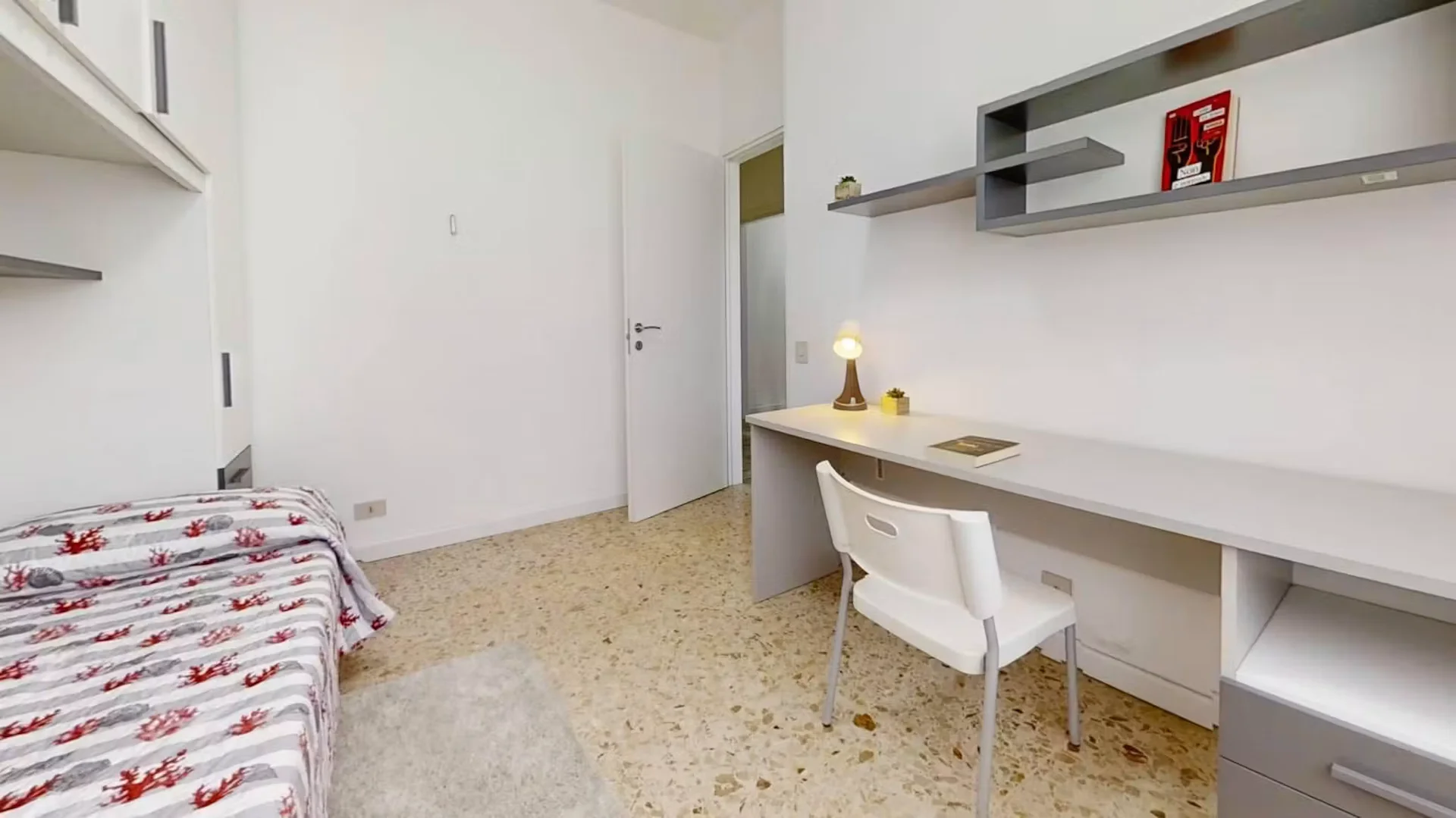 Habitación asequible para estudiantes con buena iluminación en