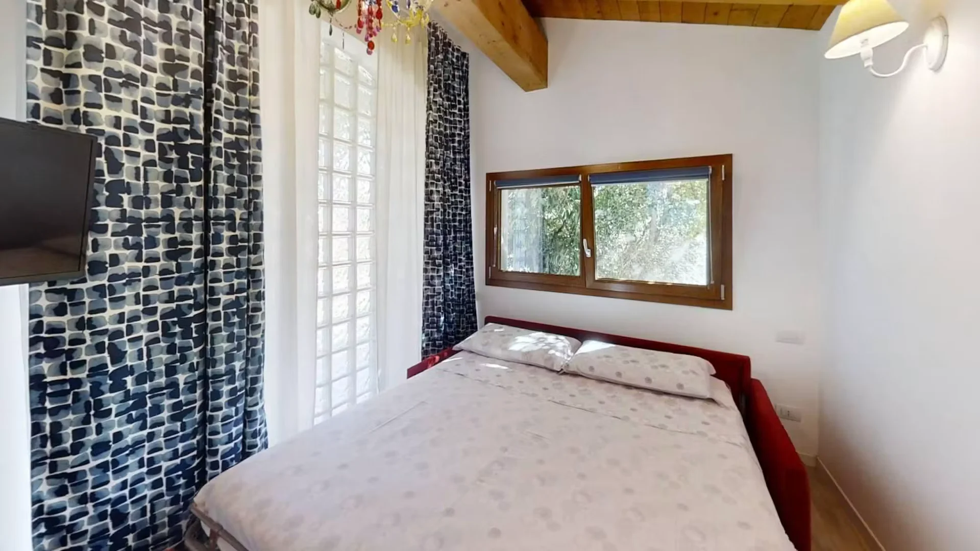 Habitación estudiantil funcional perfecta para estudiar en 