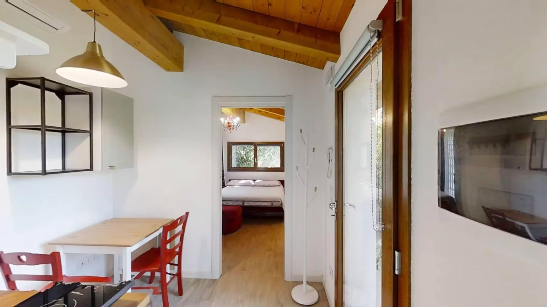 Habitación estudiantil luminosa y aireada con fácil acceso a la universidad en 