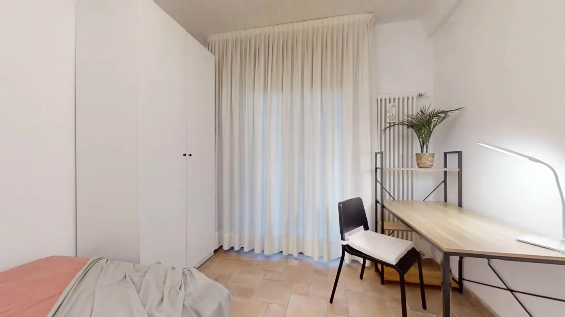 Habitación estudiantil económica cerca del campus en 