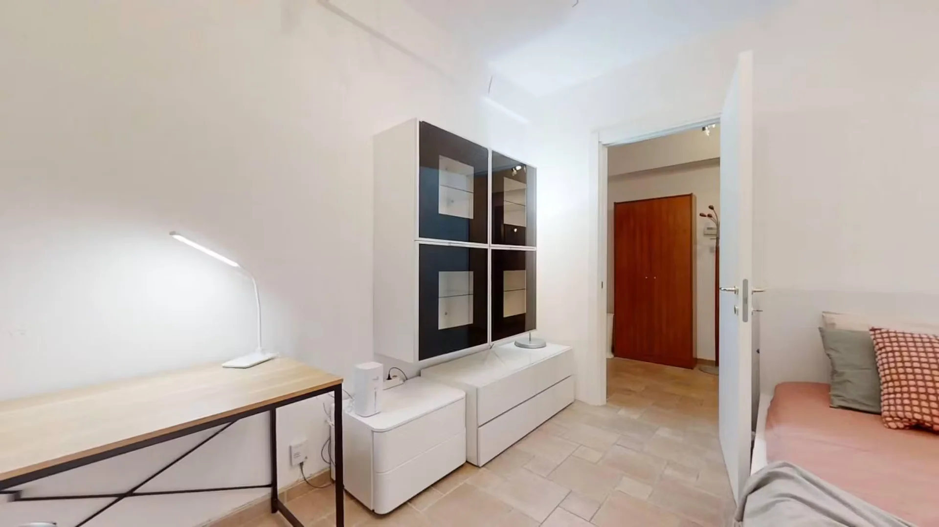 Habitación estudiantil amplia y cómoda en 