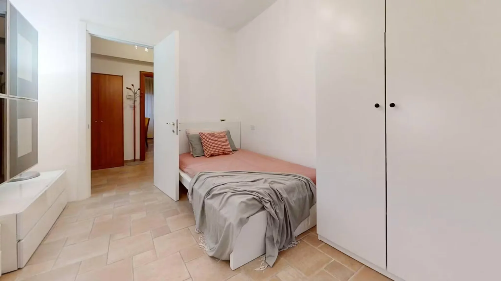 Habitación estudiantil funcional perfecta para estudiar en 