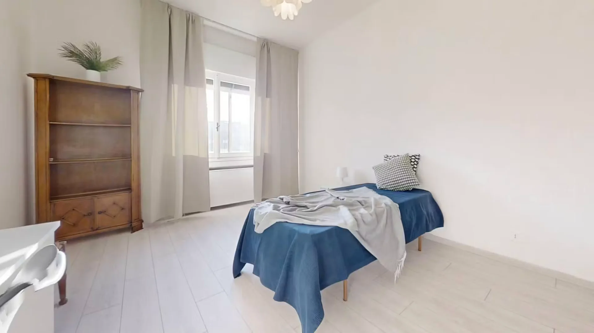 Bright and airy student room with easy university access in 