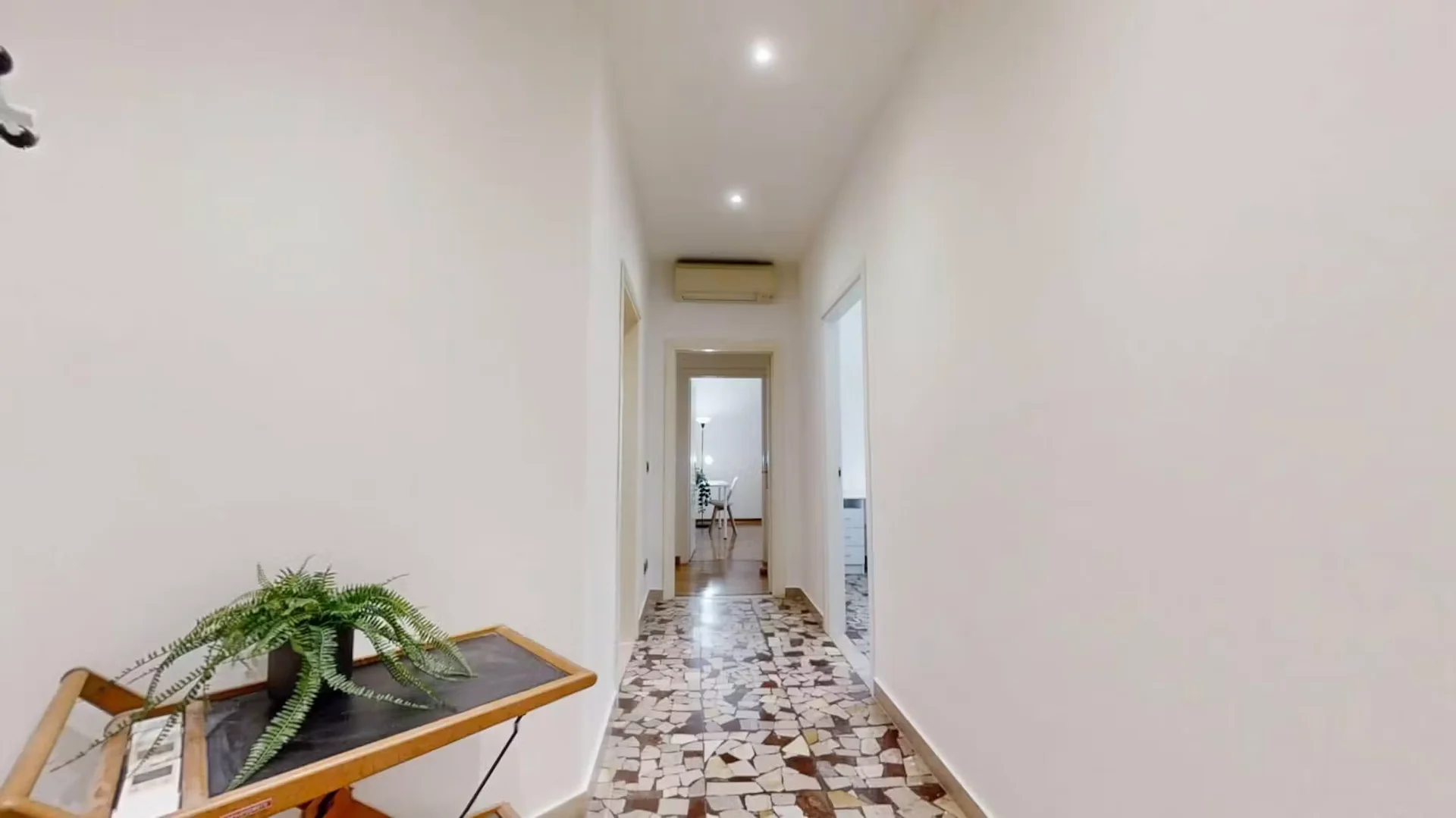 Habitación estudiantil funcional perfecta para estudiar en 