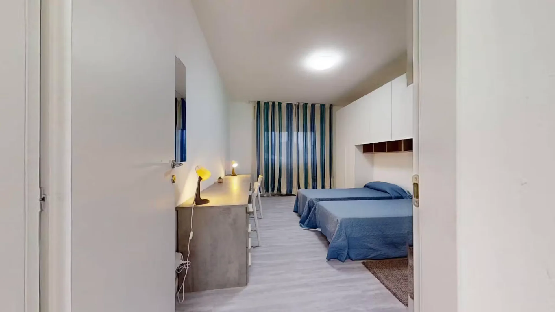 Habitación estudiantil amplia y cómoda en