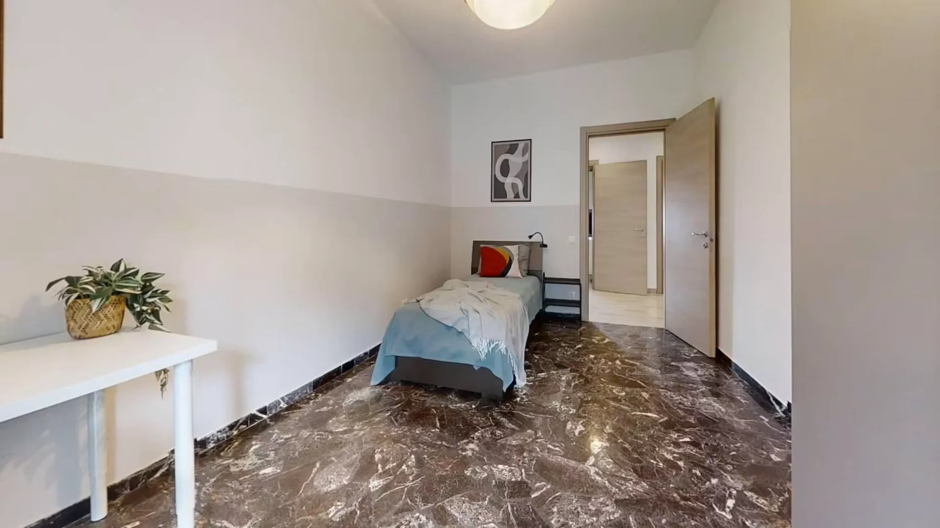 Zimmer in Studentenwohnung in zu vermieten, voll möbliert
